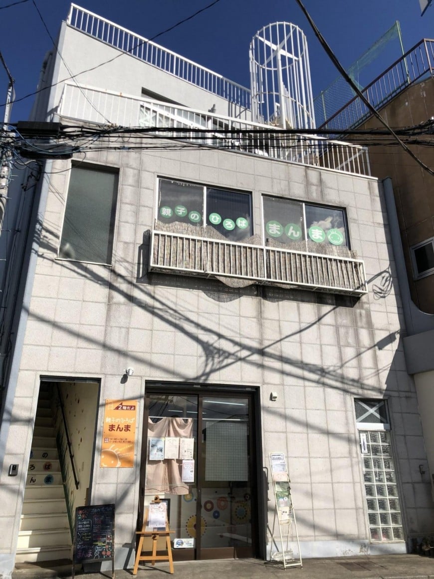 左にある階段をあがるとひろばです